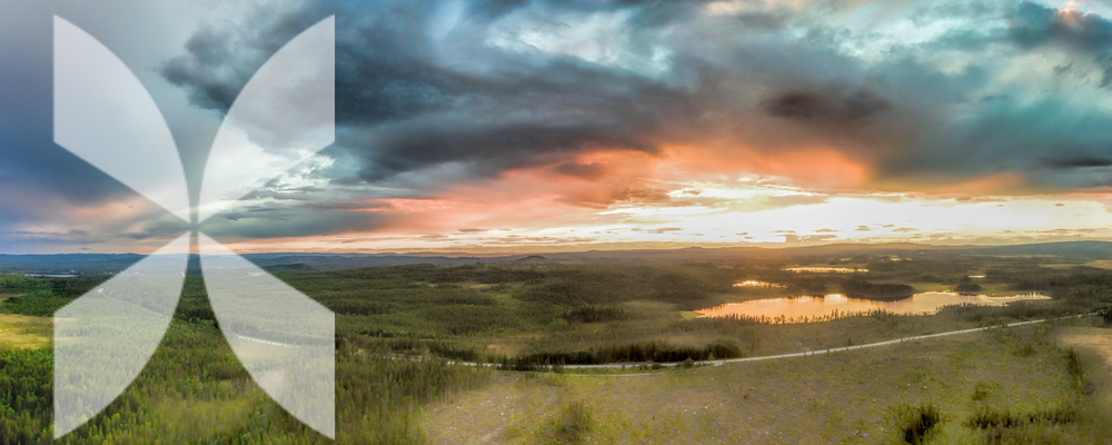 Soluppgång över landskap med en slingrande väg