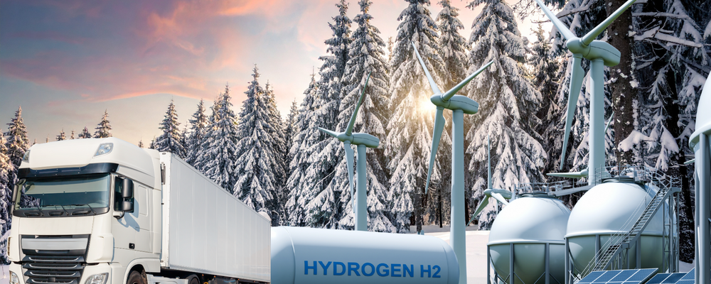 Grön vätgasenergilagringstank, vindkraftverk, solpaneler, lastbil, granskog