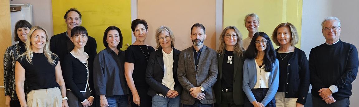 10 kvinnor och tre män